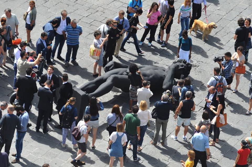 David in mourning, piazza della Signoria / ph. Marco Baldini via Facebook