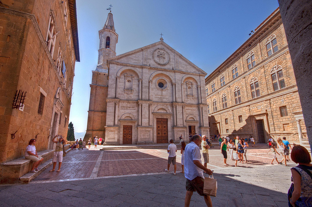 Cathedral in Pienza's Piazza Pio.  Photo by stiftunggegenstand (Flickr CC)