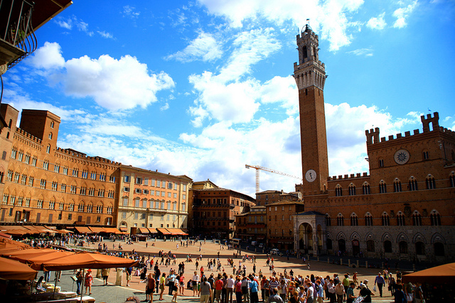 A vibrant Siena city centre by Kok Chih & Sarah Gan (Flickr CC)