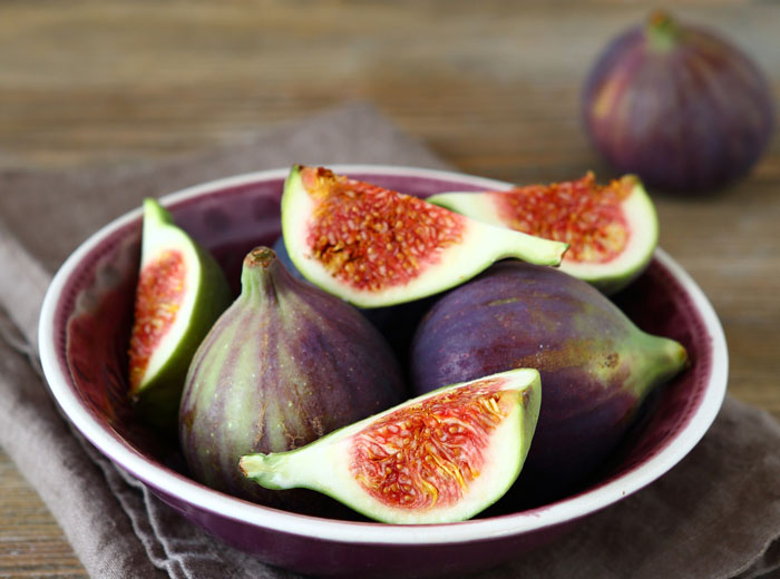 Ripe figs in a bowl