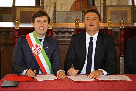 Mayor of Florence Dario Nardella and Italian Prime Minister Matteo Renzi sign the "Florence Pact" on 5 November 2016 ph / ANSA/MAURIZIO DEGL' INNOCENTI