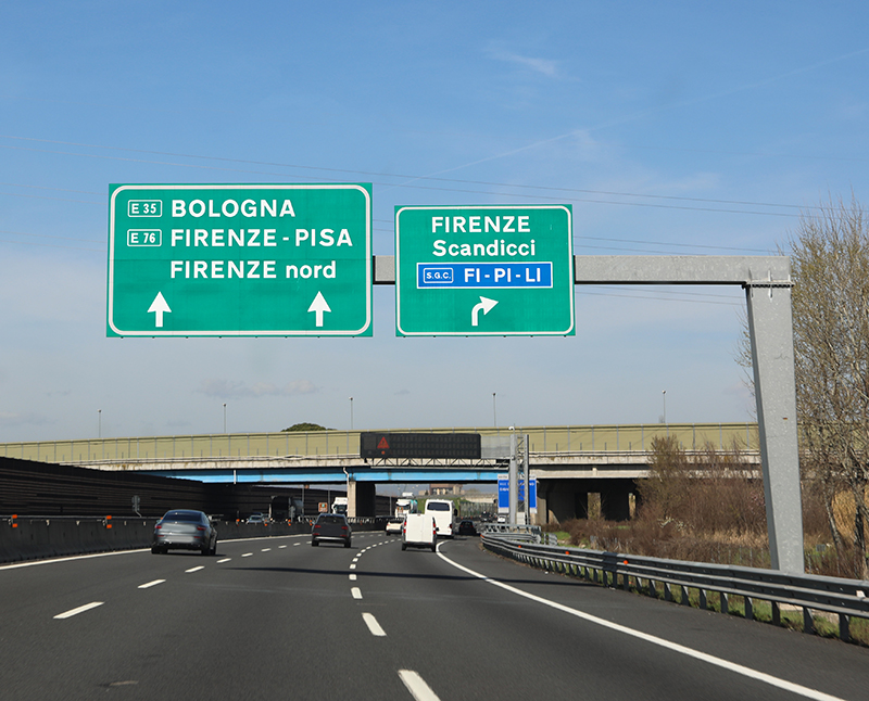 KI-gestützte Verkehrskameras werden auf der Autobahn Florenz-Pisa-Livorno ...