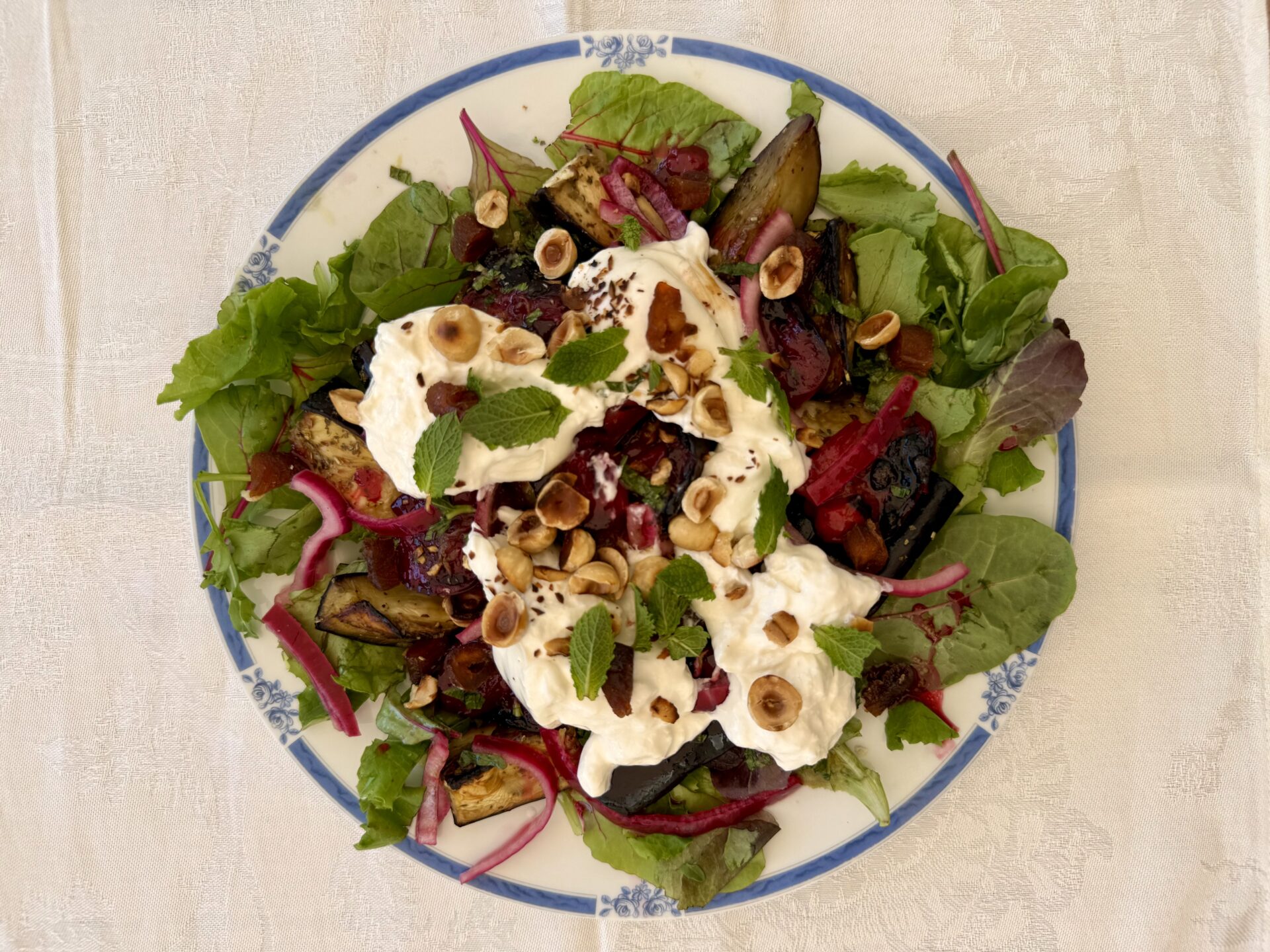 Rezept: Gebratener Auberginen-, Pflaumen- und Burrata-Salat | The ...