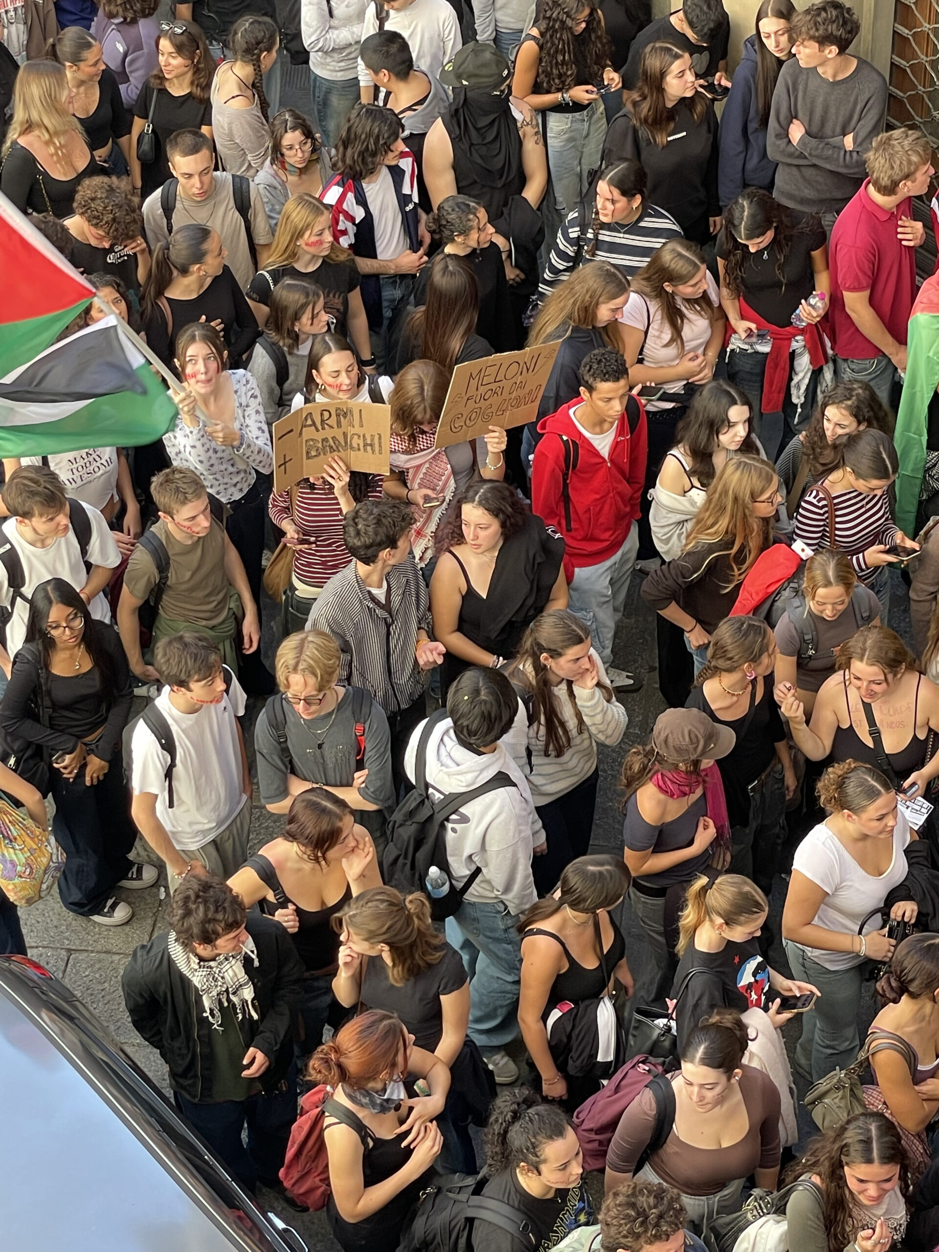 Mais de 2.000 estudantes italianos protestam enquanto a marcha “Dia sem Meloni” de Florença varre a Itália